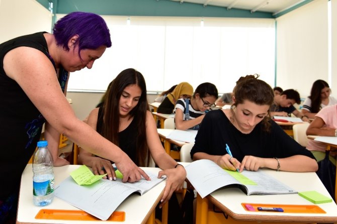 Muratpaşa ODTÜ Gençlik Parkı’nda 200 öğrenciye ingilizce dersi
