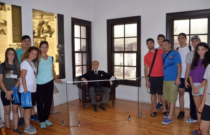 Bergamalı sporcular, Atatürk’ün doğduğu evi ziyaret etti