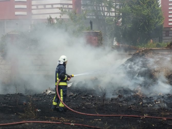 Antalya’da villa tipi evlerin bulunduğu tatil bölgesinde sazlık yangını