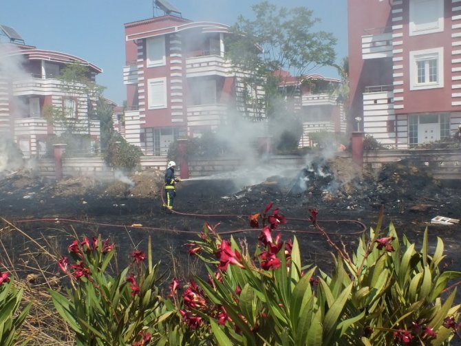 Antalya’da villa tipi evlerin bulunduğu tatil bölgesinde sazlık yangını