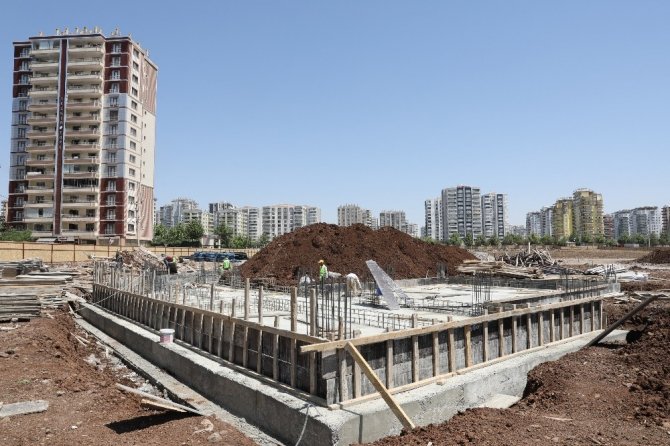 Büyükşehir Belediyesi kent meydanı inşa ediyor