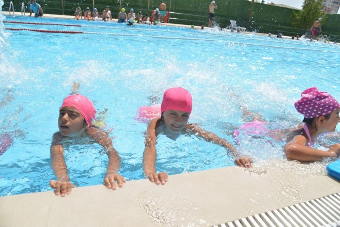 Çocuklar tatilin keyfini yaz spor okullarında çıkarıyor