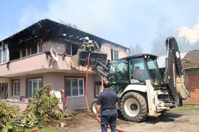Elektrik kontağından çıkan yangında iki katlı ev yandı