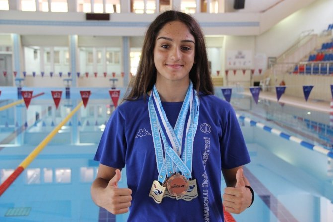 14 yaşındaki genç sporcunun 63 madalyası bulunuyor
