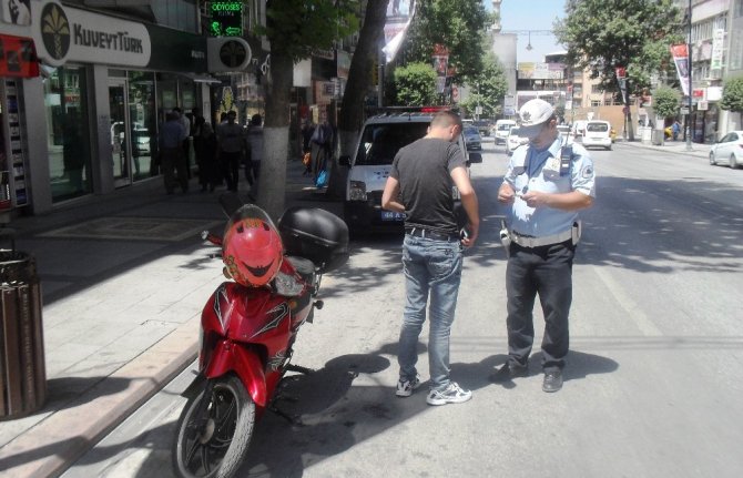 Polis kurallara uymayan motosiklet sürücülerine ceza yağdırdı