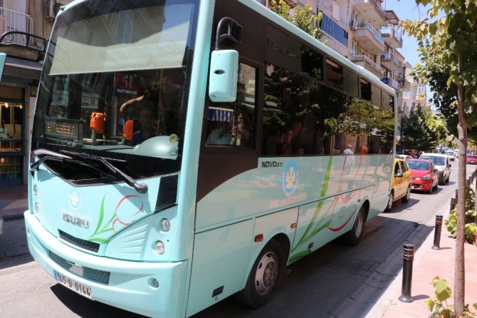 Halk otobüsü şoförü parklanmaya kızdı, yolu trafiğe kapattı