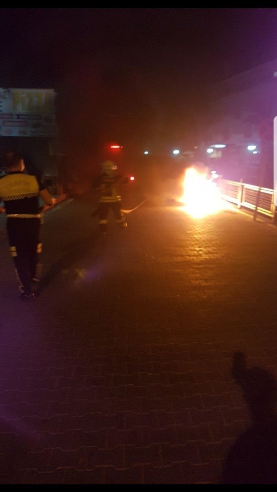Polise yakalanmamak için motosikleti ateşe verdi