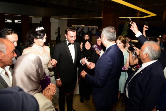 Avukat çiftin nişan yüzüklerini Adalet Bakanı Abdulhamit Gül taktı