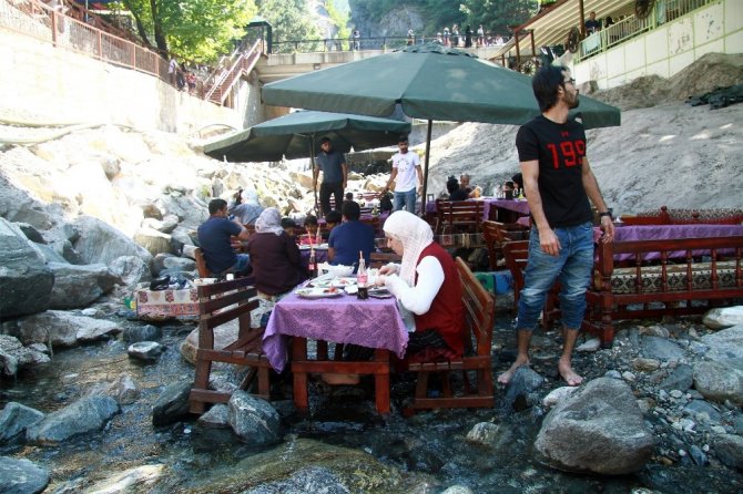 Sıcaktan bunalan Bursalılar yemeklerini derenin içinde yiyor
