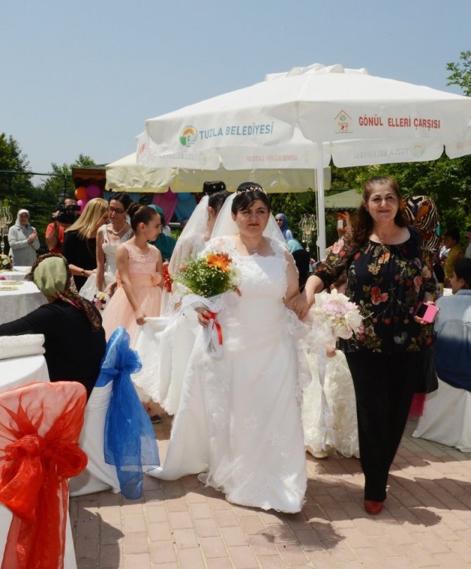 Engelli kızlar, hayallerini Tuzla Belediyesi Gönül Elleri Çarşısı ile gerçekleştirdi