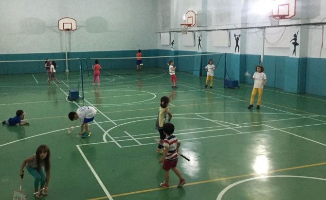 Badminton temeli çocuklara öğretiliyor