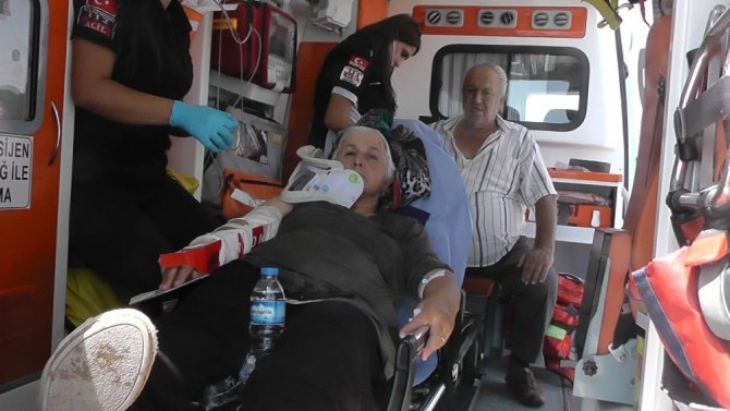 Konya’da otomobil bariyerlere çarptı: 2 yaralı
