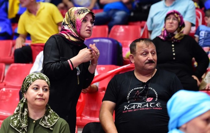 Çocukları tatamide onlar tribünde terledi