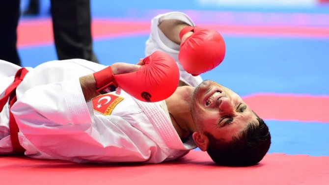 Çocukları tatamide onlar tribünde terledi