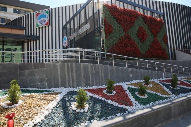 Melikgazi Belediyesi’nden duvarlara çiçek panosu