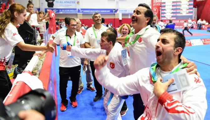 Çocukları tatamide onlar tribünde terledi