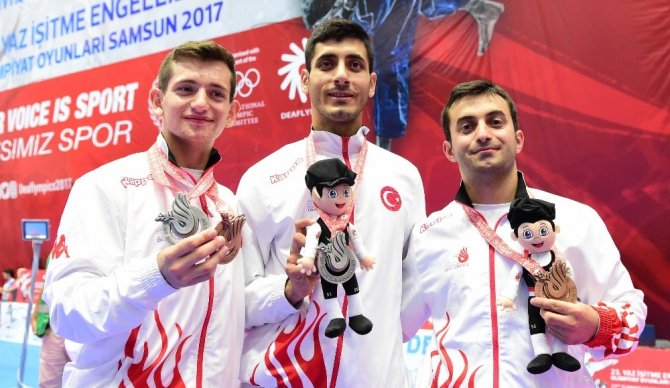 Çocukları tatamide onlar tribünde terledi