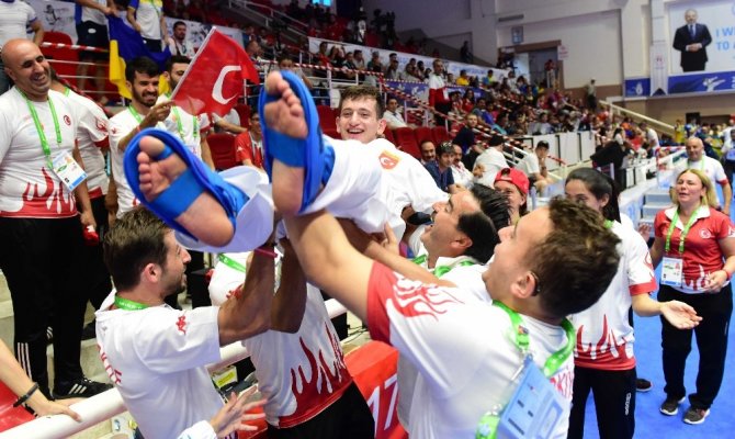 Çocukları tatamide onlar tribünde terledi