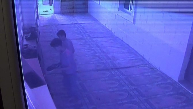 Ayakkabı hırsızları caminin kameralarına yakalandı