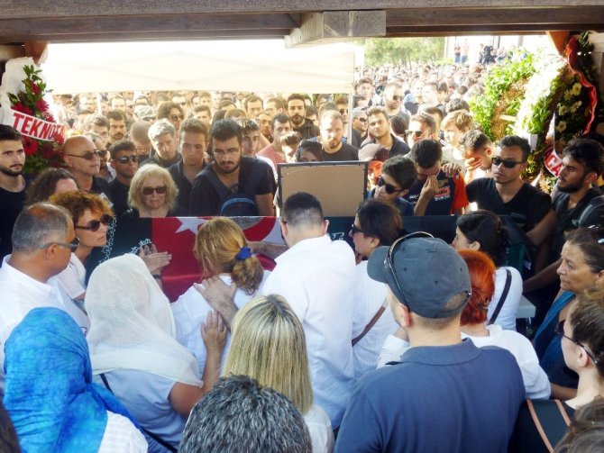 "Altın elbiseli adam" son yolculuğuna uğurlandı