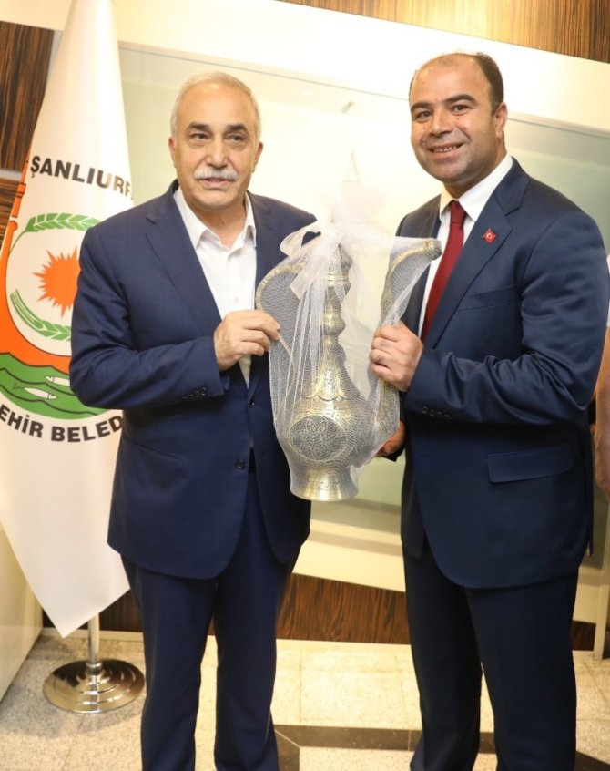 Bakan Fakıbaba, Büyükşehir Belediyesini ziyaret etti