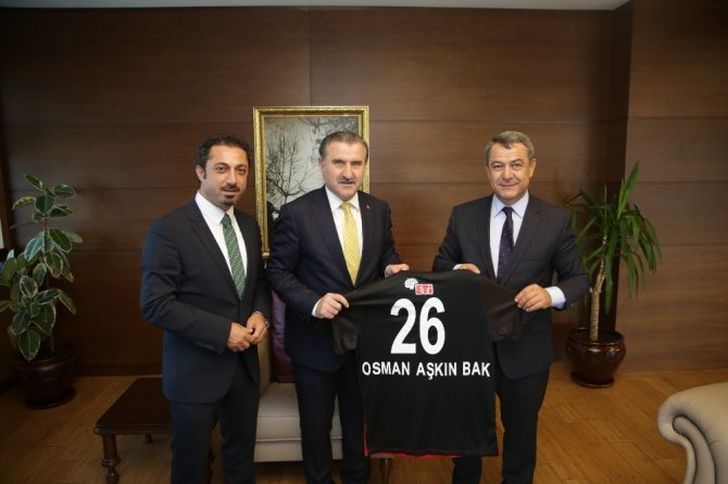 Başkan Özeçoğlu, Bakan Bak’a Eskişehirspor forması hediye etti