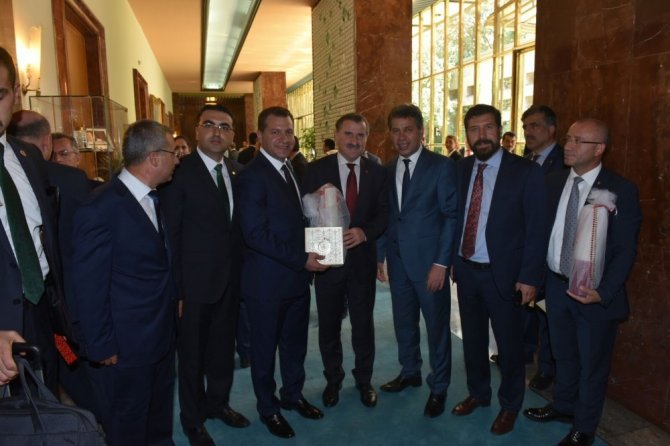 Cumhurbaşkanı Erdoğan’a kırmızı dipli mum ile davet