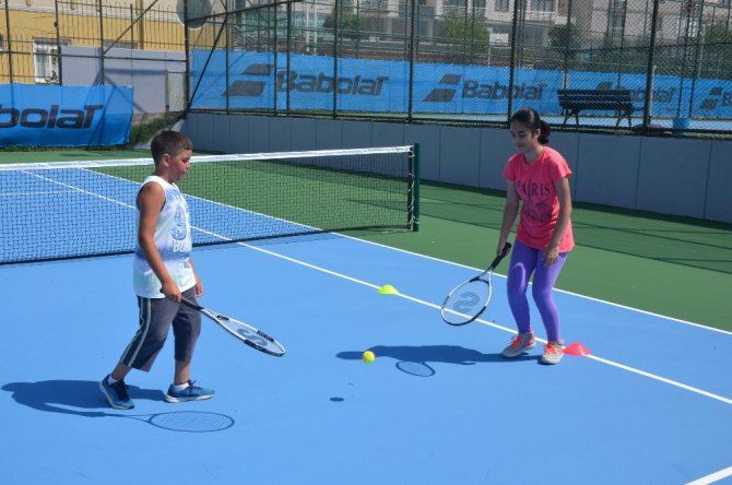 Çekmeköy Belediyesi’nin tenis kursuna yoğun ilgi