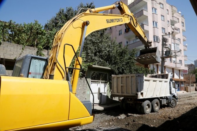 Cizre Belediyesi yol yapım çalışmalarını sürdürüyor