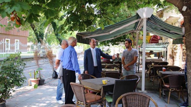 Başkan Gürkan’dan kaldırım üzerine masa ve sandalye koyan işletmecilere uyarı