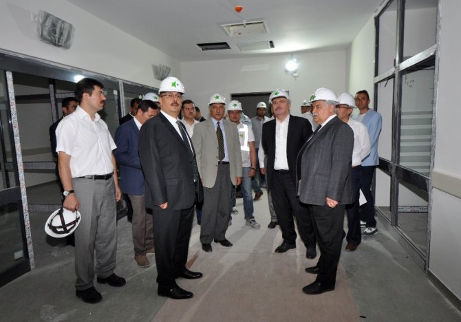 Konya protokolü Meram Tıp Fakültesi Hastanesi inşaatında incelemelerde bulundu