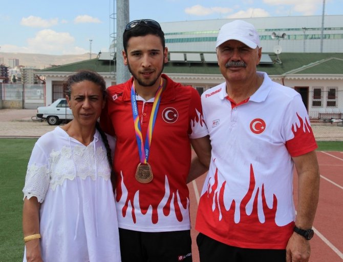 Sivaslı görme engelli milli sporcu, dünya üçüncüsü oldu