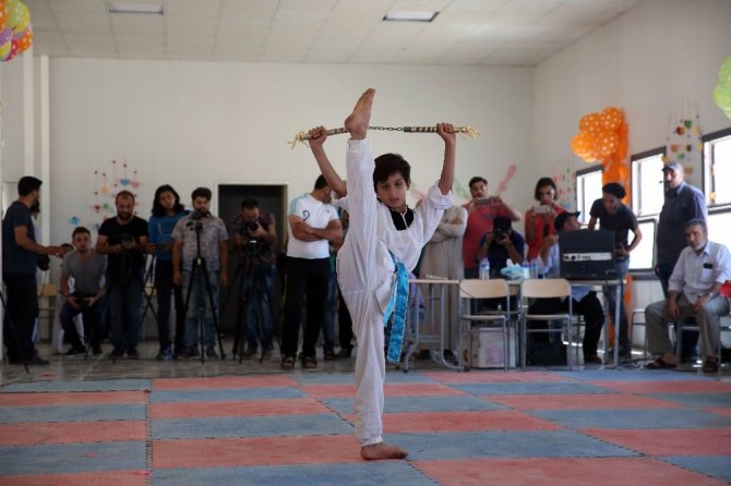 Suriye’de savaş ortamında başarılı olan öğrenciler ödüllendirildi