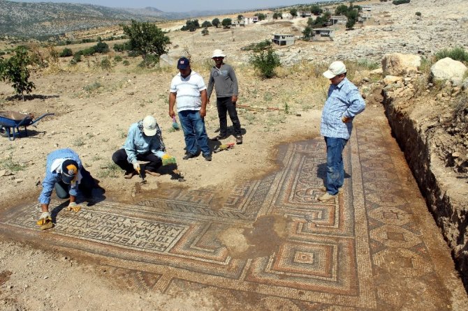 Çiftçinin bulduğu mozaiğin yerinde kilise olduğu ortaya çıktı