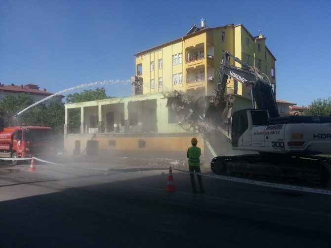 Aksaray Belediyesi yıkım çalışması yaptı