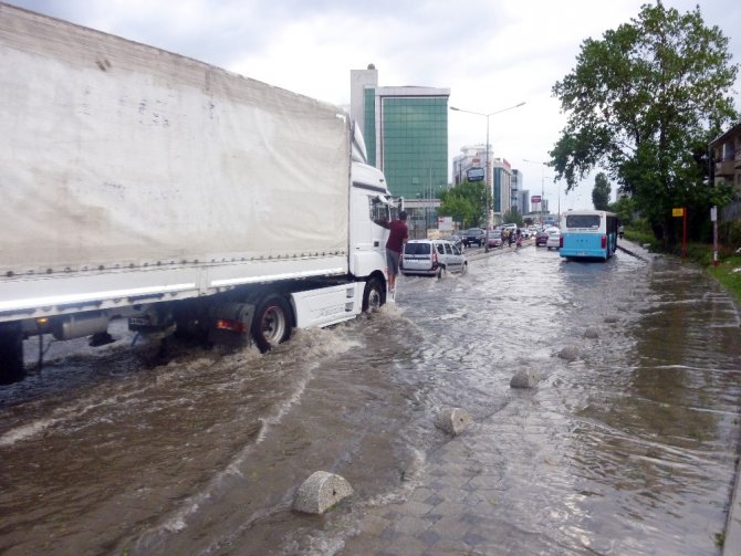 Ataşehir’de su baskınları nedeniyle vatandaşlar yolda mahsur kaldı