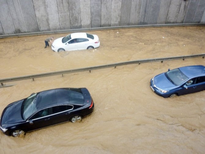 Ataşehir’de su baskınları nedeniyle vatandaşlar yolda mahsur kaldı