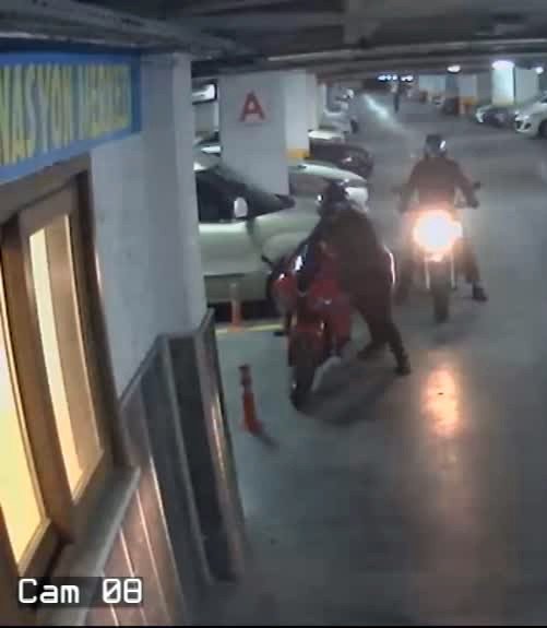 Lüks sitede motosiklet hırsızlığı kamerada