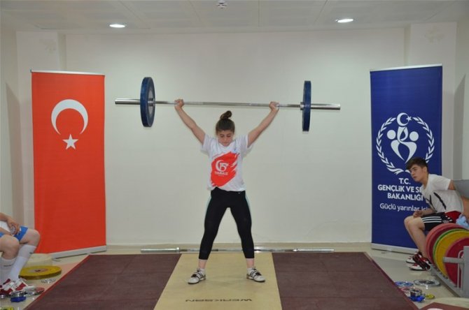 Bilecikli Halterci Türkiye Olimpiyat Hazırlık Merkezine davet edildi