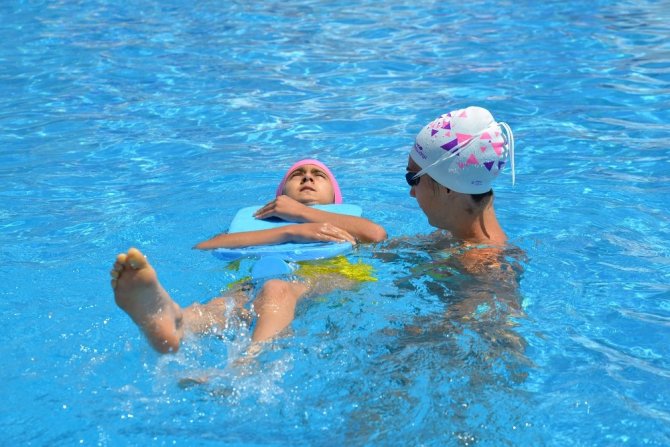 Bozüyük’te minikler yüzmeyi eğlenerek öğreniyor