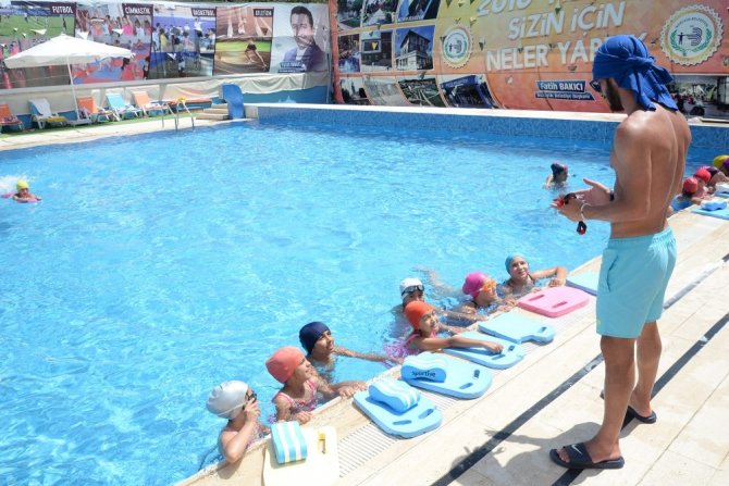Bozüyük’te minikler yüzmeyi eğlenerek öğreniyor