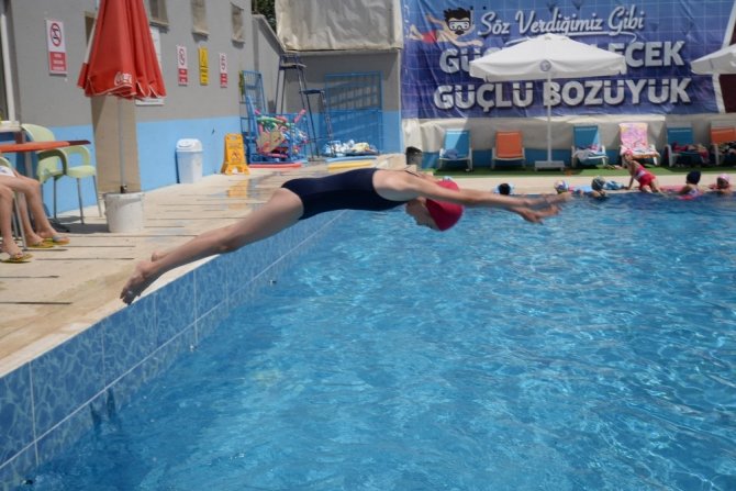 Bozüyük’te minikler yüzmeyi eğlenerek öğreniyor