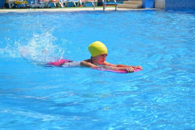 Bozüyük’te minikler yüzmeyi eğlenerek öğreniyor