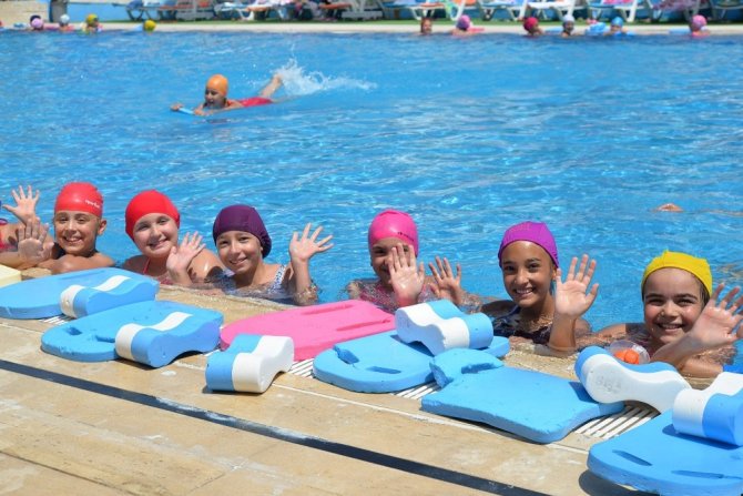 Bozüyük’te minikler yüzmeyi eğlenerek öğreniyor
