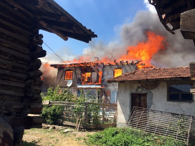 Bir evde çıkan yangın 30 haneyi yok etti