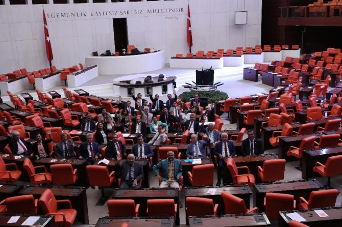 CHP milletvekillerinin Meclis’teki iç tüzük eylemi devam ediyor