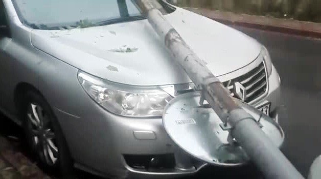 Fatih’te park halindeki aracın üzerine elektrik direği devrildi