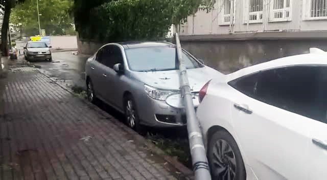 Fatih’te park halindeki aracın üzerine elektrik direği devrildi