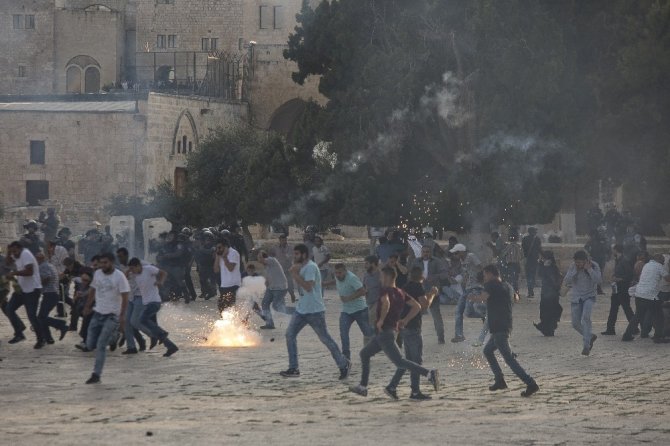 İsrail polisi, Mescid-i Aksa’da Filistinlilere müdahale etti