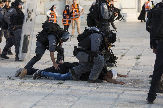 İsrail polisi, Mescid-i Aksa’da Filistinlilere müdahale etti